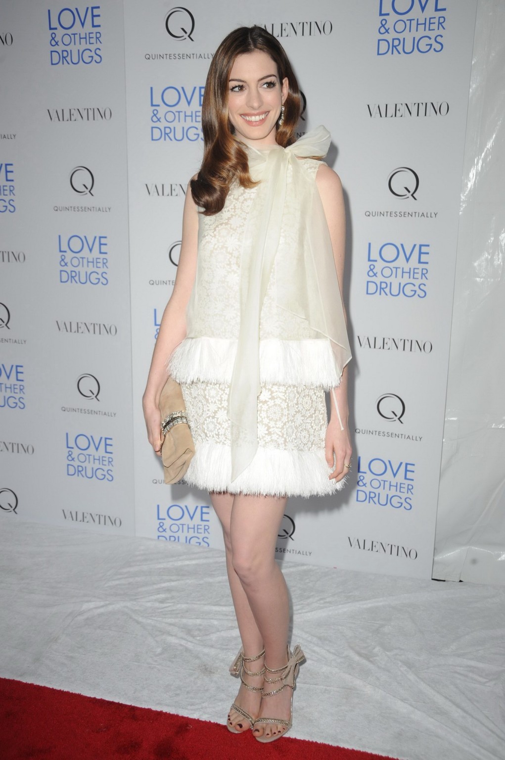 Anne Hathaway leggy in piccolo abito di pizzo bianco alla proiezione di 'amore altre droghe 
 #75326384