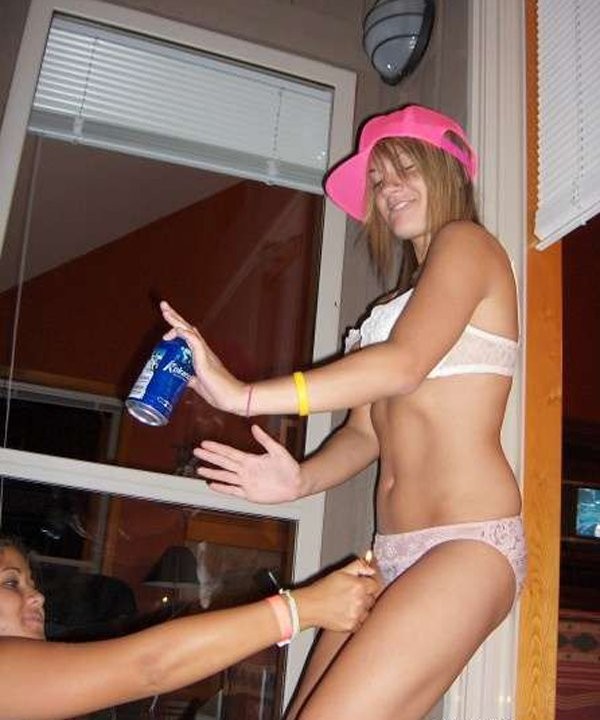 Chicas borrachas de fiesta universitaria enseñando las tetas y los coños apretados
 #76396560