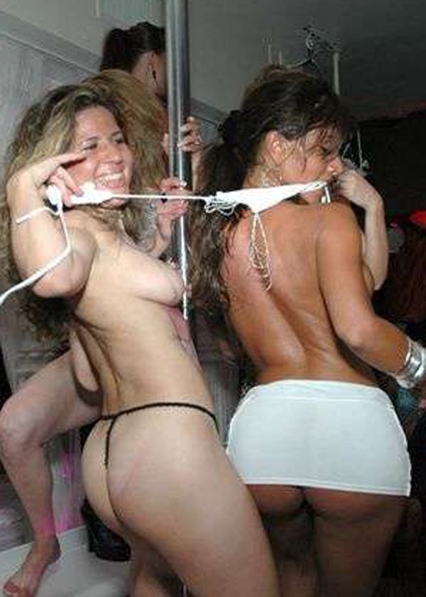 Betrunkene College-Party-Mädchen, die freche Titten und enge Muschis zeigen
 #76396578