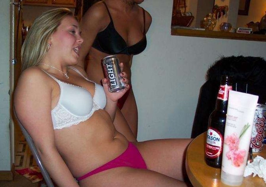 Betrunkene College-Party-Mädchen, die freche Titten und enge Muschis zeigen
 #76396590