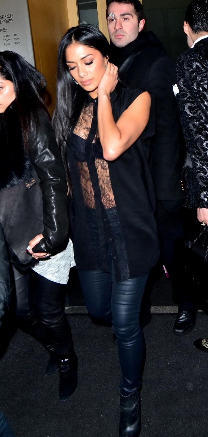 Nicole scherzinger vedere attraverso al reggiseno fuori nobu berkeley ristorante a Londra
 #75239889