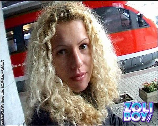 Rubia joven desagradable meando y chupando una polla
 #74068458