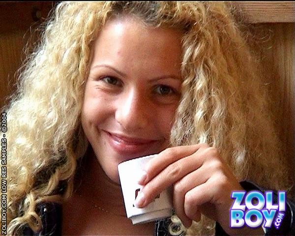 Rubia joven desagradable meando y chupando una polla
 #74068469