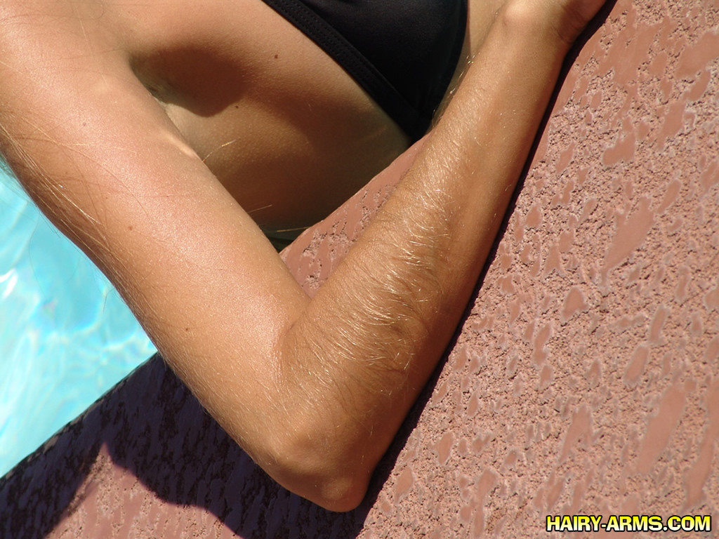 Lori anderson muestra sus brazos peludos en la piscina
 #67402280