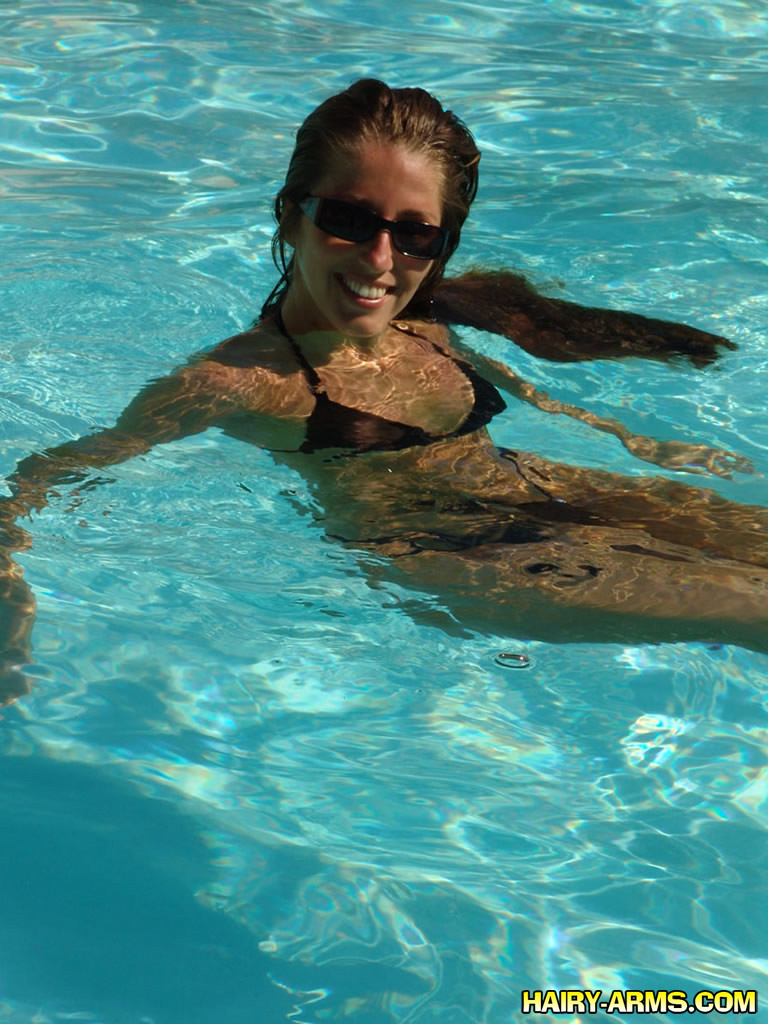 Lori anderson muestra sus brazos peludos en la piscina
 #67402313