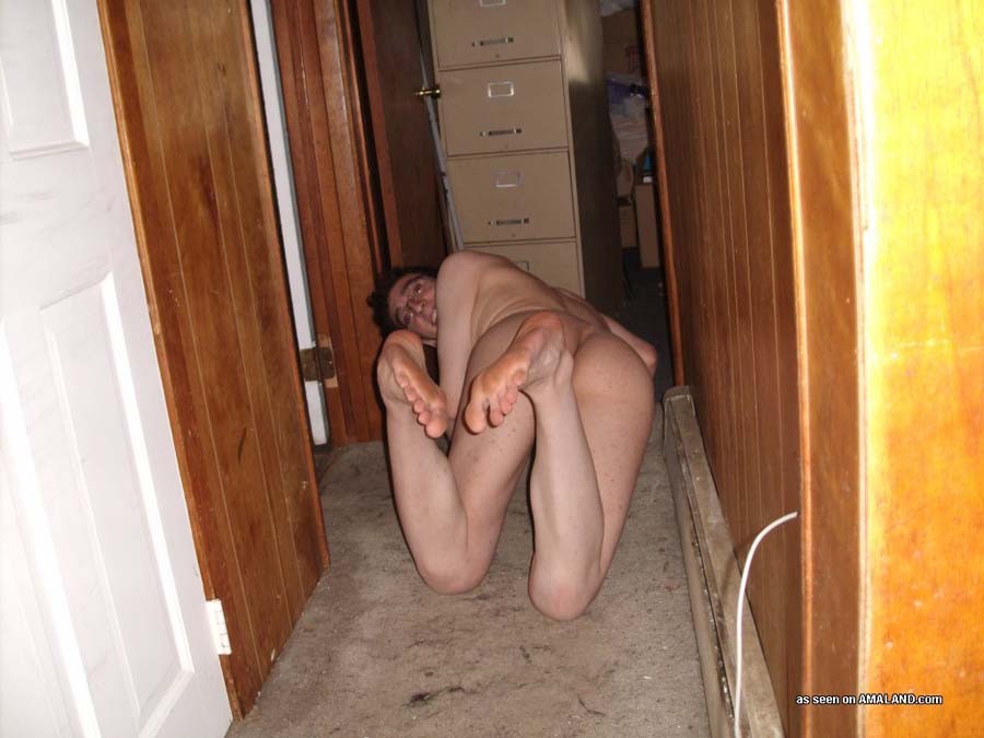 Fotos de un twink desnudo geeky conseguir sórdido en la cámara 
 #76936245