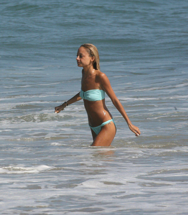 Nicole Richie flashing tits and bikini paparazzi pictures #75440894