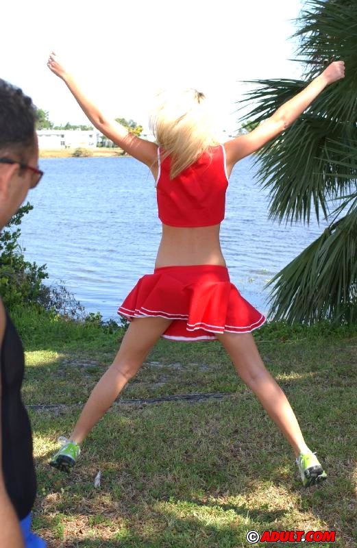 Ein schmutziger Cheerleader wird gefickt, um die Mannschaft zu machen
 #75470418