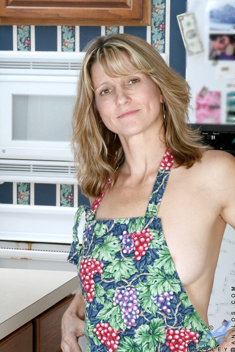 Fresco anilos mamá se burla de su coño con una cuchara de mezcla después de cocinar la cena
 #77601037