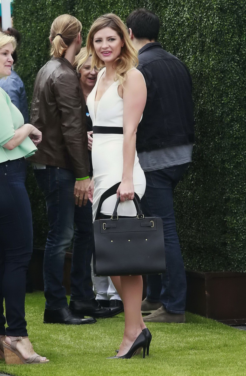 Mischa barton cleavy und langbeinig im weißen Minikleid
 #75143704