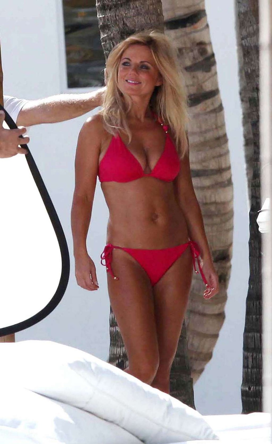 Geri halliwell suchen erstaunlich und sehr sexy im Bikini am Strand Paparazzi schießt
 #75325908