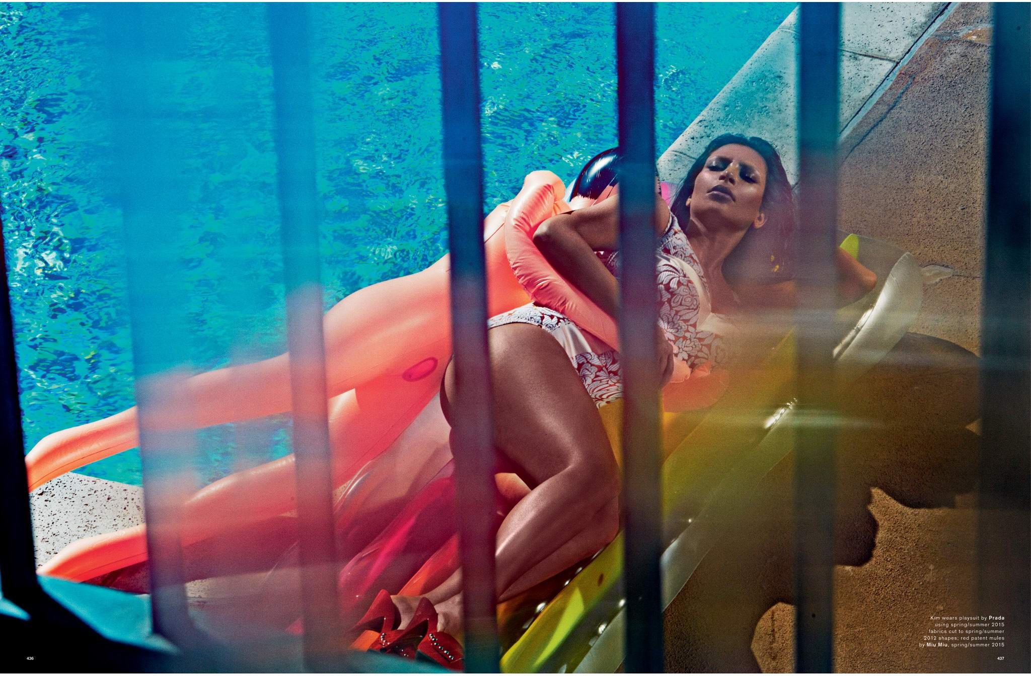 Kim Kardashian che mostra la sua figa rasata grandi tette e culo in amore rivista s
 #75173401
