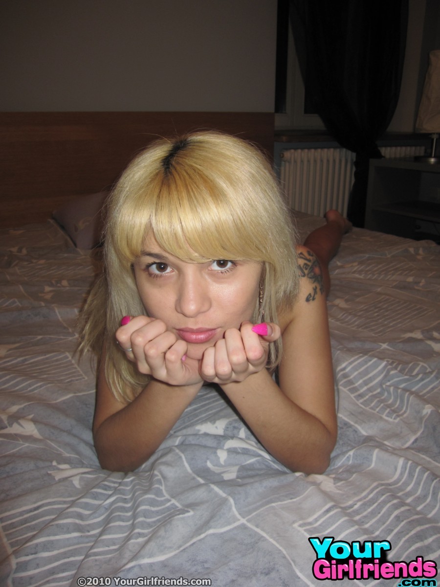 Une petite amie jeune maigre se fait surprendre en train de jouer nue au lit.
 #67212855