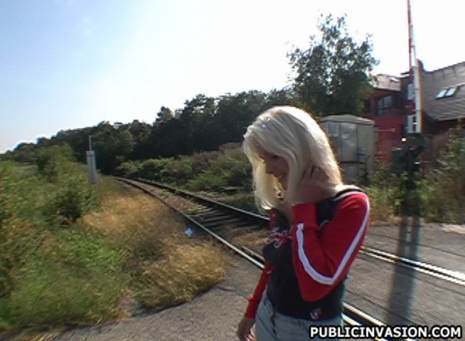 Rubia blanqueada se deja tocar las tetas por un desconocido
 #70638370