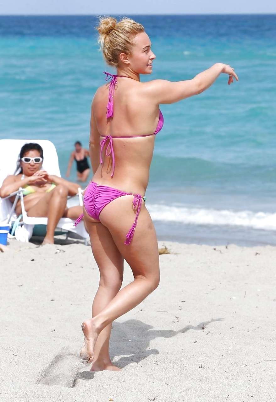 Hayden panettiere entblößt sexy Körper in einem Bikini am Strand
 #75232051