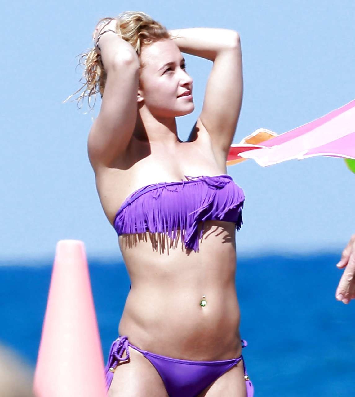 Hayden panettiere mostrando su cuerpo sexy en bikini en la playa
 #75232070