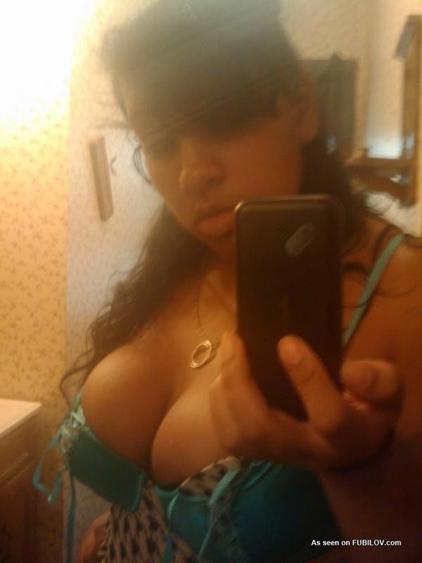 Curvy latina babe mostra il suo piercing figa
 #68090537