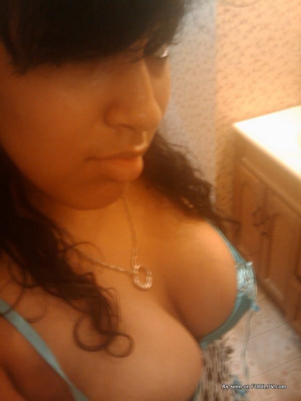 Curvy latina babe mostra il suo piercing figa
 #68090540