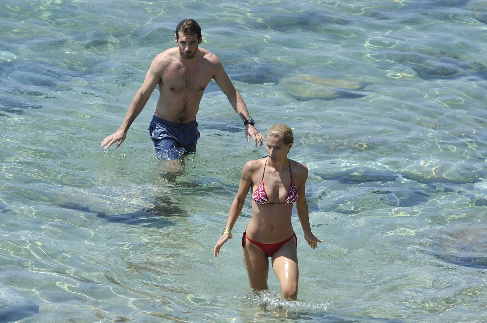 Michelle hunziker tetona con un bikini escaso en la playa de miami
 #75259539