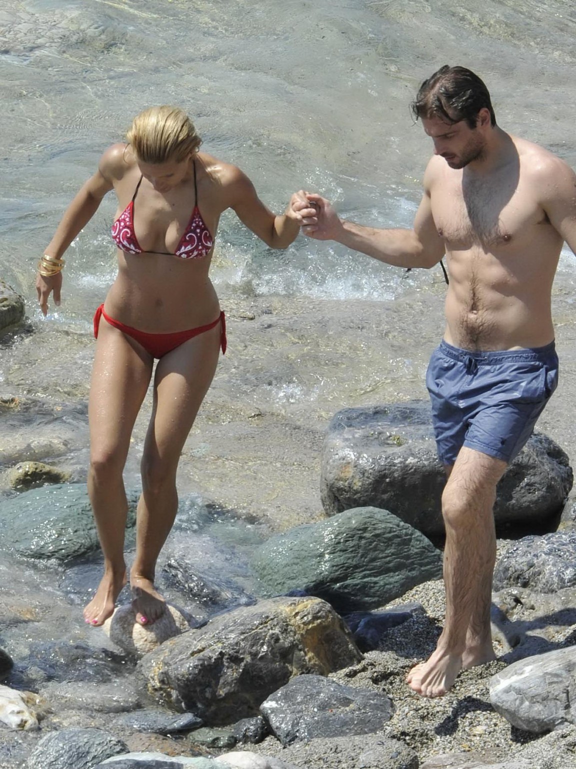 Michelle hunziker tetona con un bikini escaso en la playa de miami
 #75259570
