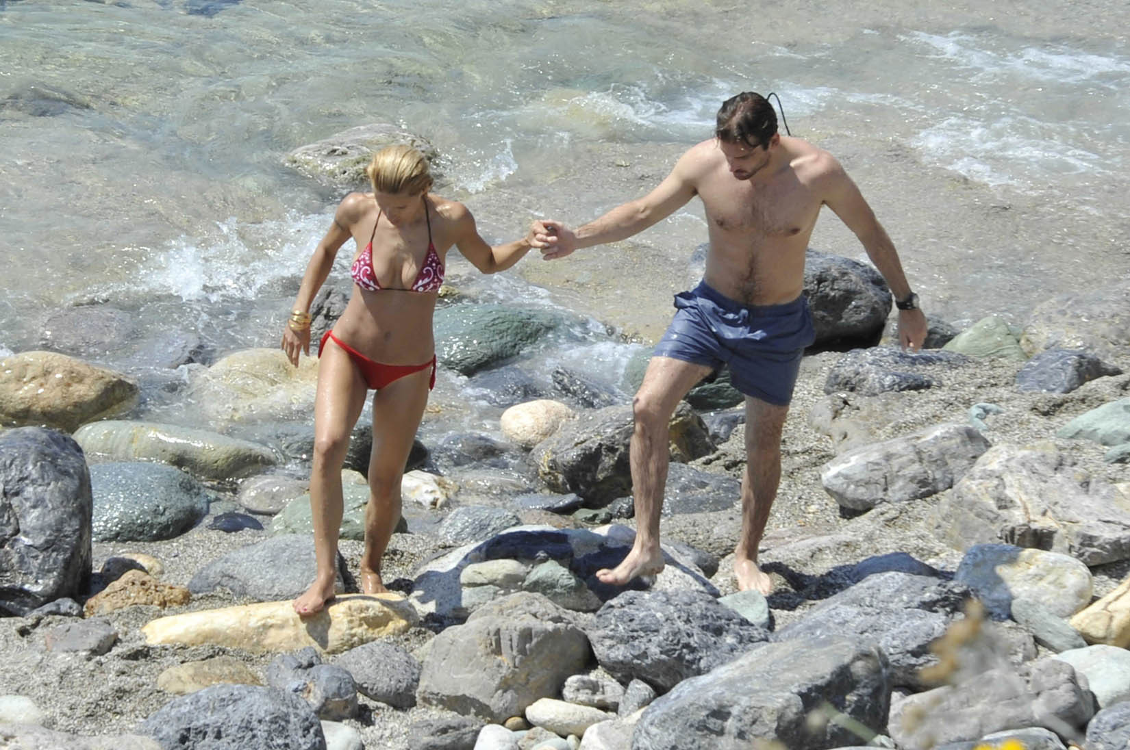 Michelle hunziker tetona con un bikini escaso en la playa de miami
 #75259576
