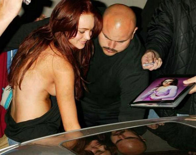 Nena adorable lindsay lohan mostrando sus lindas tetas
 #75429564