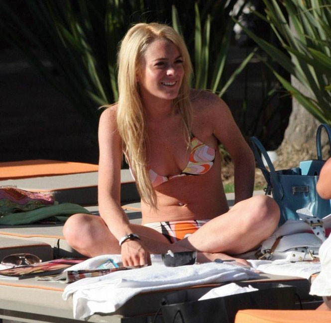 Nena adorable lindsay lohan mostrando sus lindas tetas
 #75429593