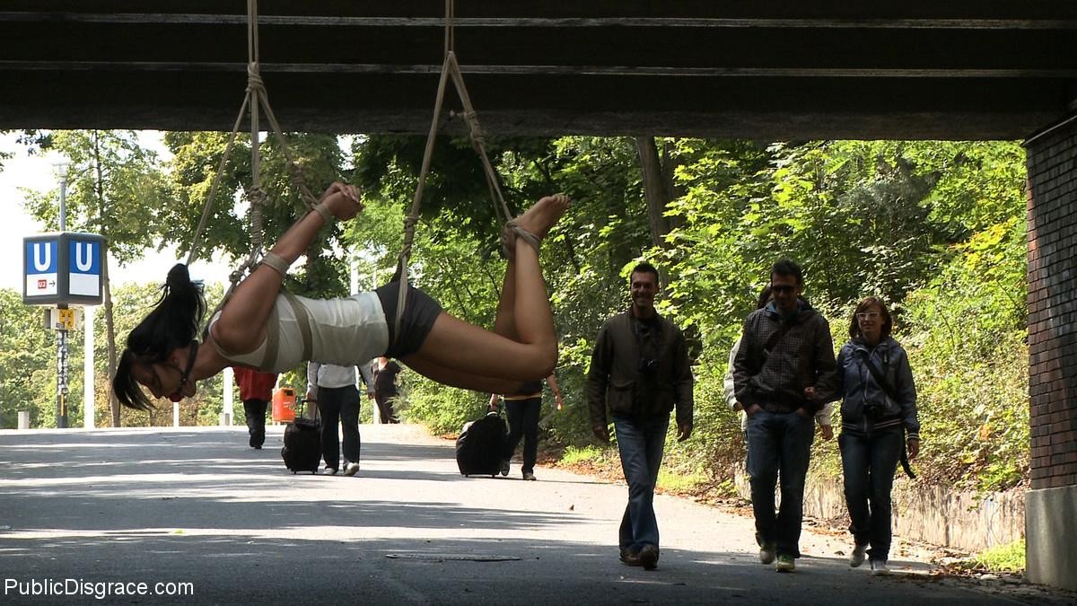 Babe wird entkleidet, gefesselt und gefickt im Freien an öffentlichen Plätzen
 #71972452