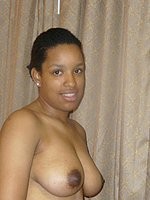 裸でポーズをとる黒檀のティーンガールフレンド
 #73374430