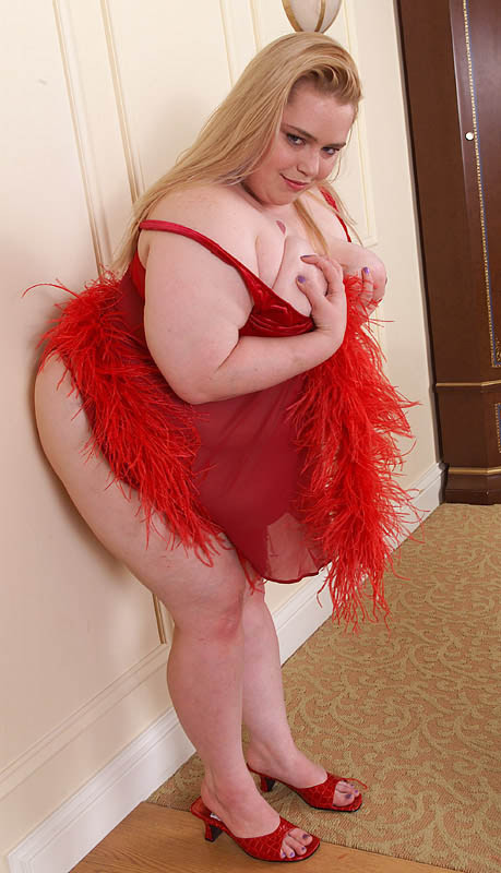 Wunderschöne fette Blondine in roten Dessous
 #75558363