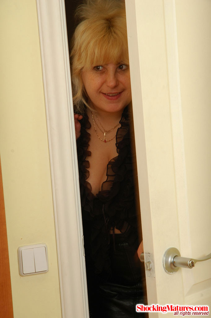 Busty blonde ältere gefickt starken Kerl
 #75540367