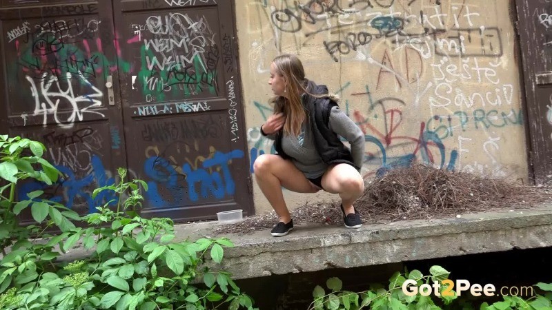 Wunderschöne Brünette zieht ihren G-String zum Pinkeln
 #67145844