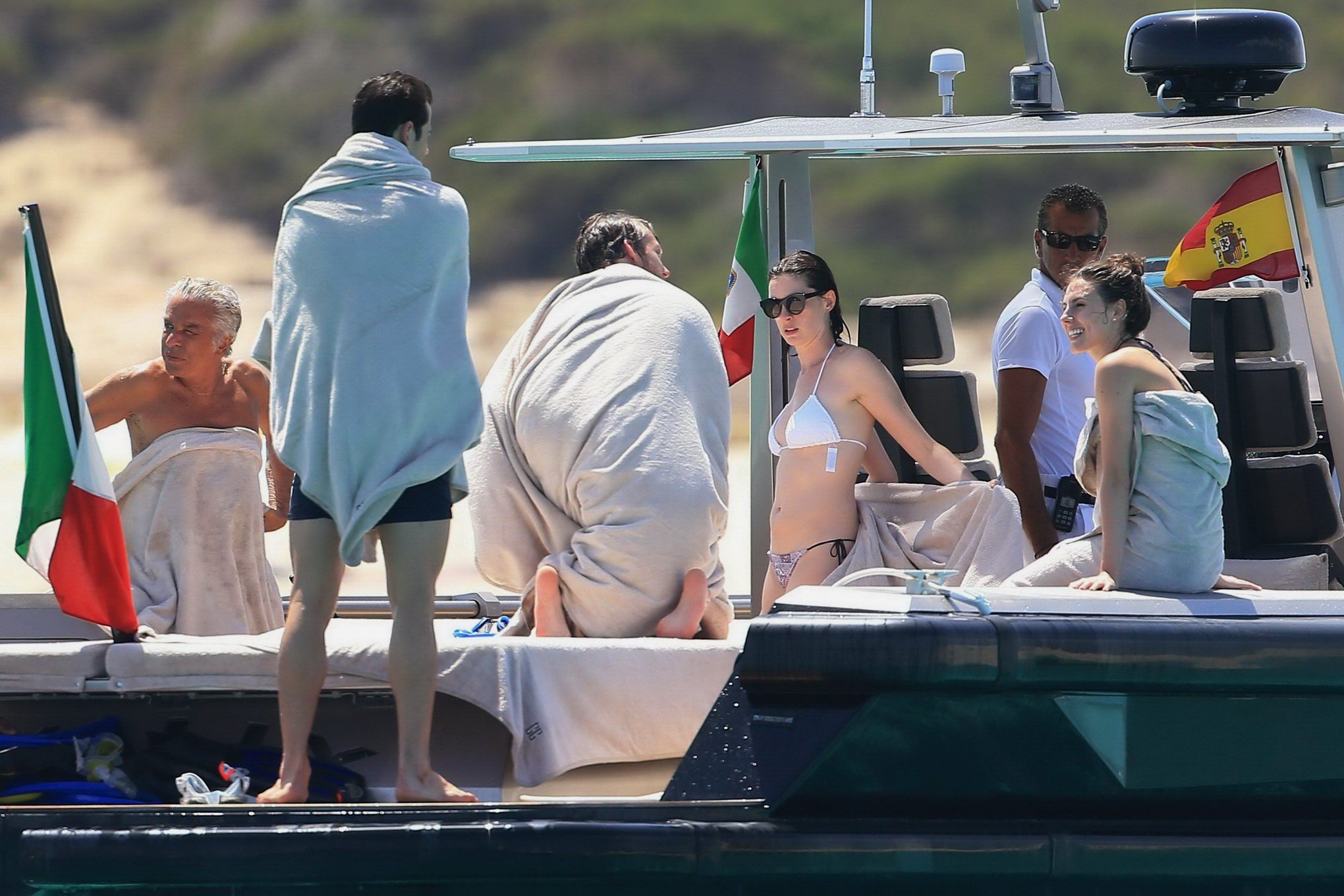 Anne hathaway tetona con un diminuto dos piezas en el yate
 #75155259