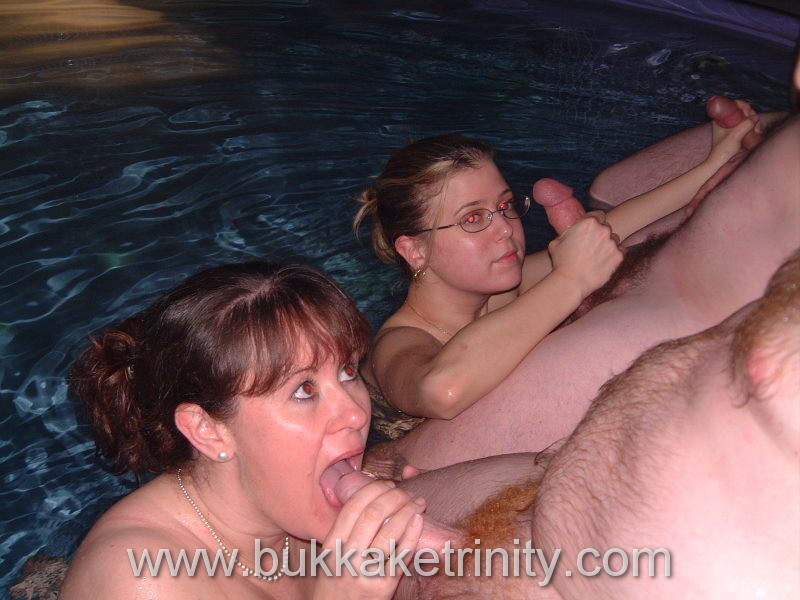 Busty Frauen cumswapping im Schwimmbad
 #76091747