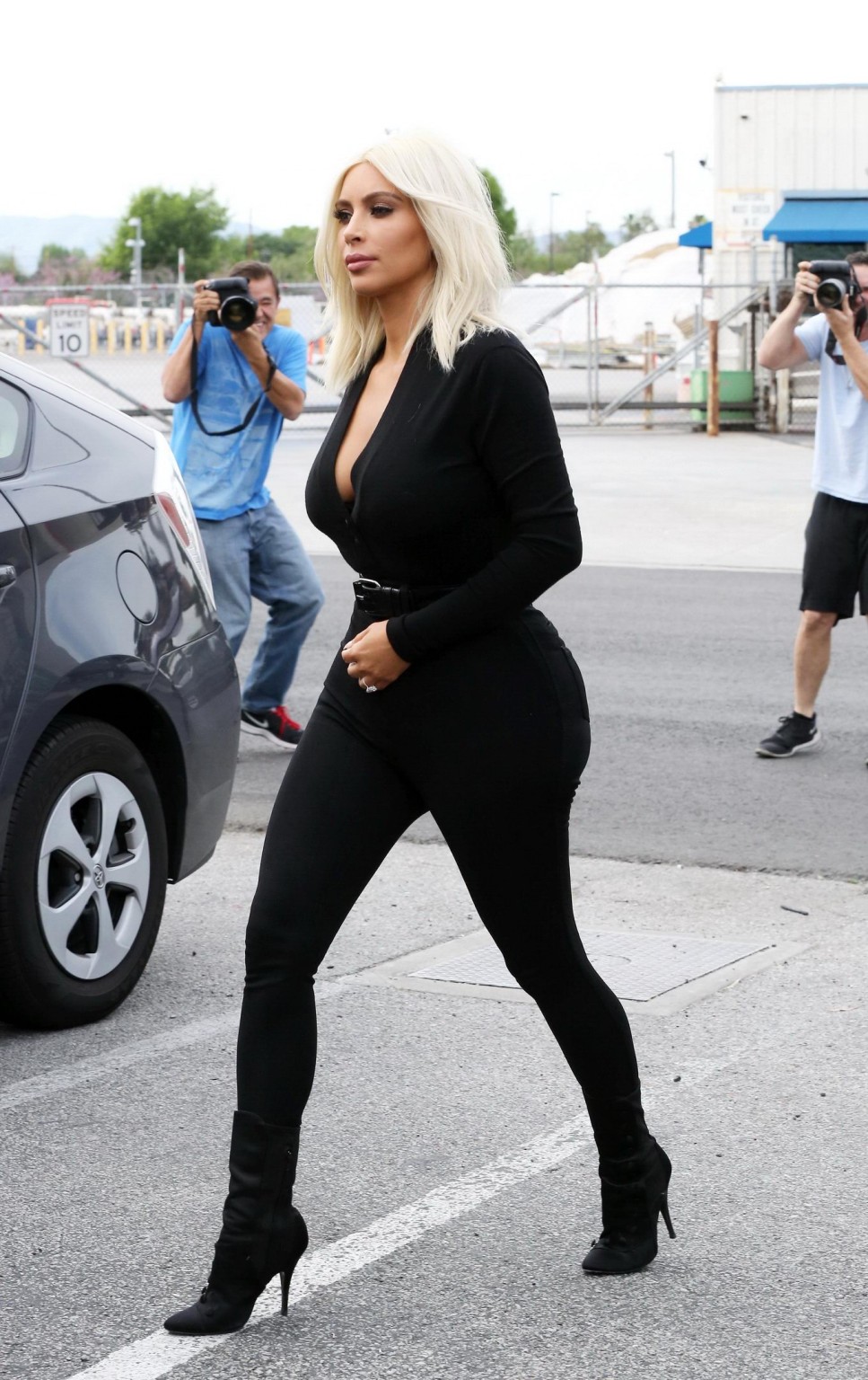 Kim Kardashian zeigt ein riesiges Dekolleté und einen großen Hintern in einer engen schwarzen Hose und t
 #75169827