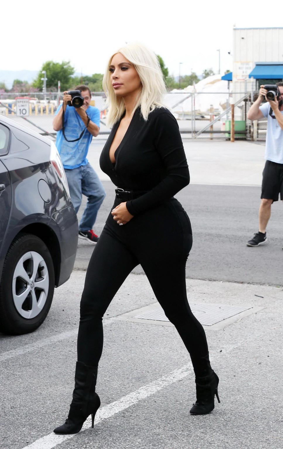 Kim Kardashian mostra enorme scollatura e grande bottino indossando pantaloni neri stretti e t
 #75169827