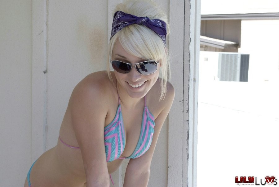 Lily luvs posando en bikini al aire libre
 #70422235