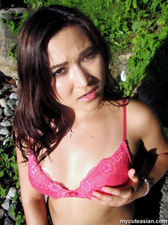 Busty asiatischen tun sexy posieren in öffentlichen Strand
 #69994665