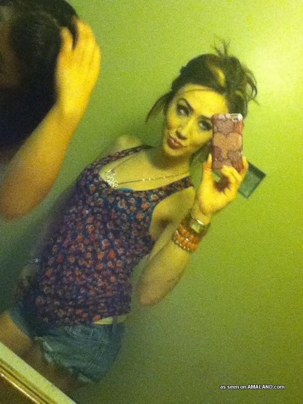 Camwhoring lesbische bffs posieren schlampig zu Hause
 #68026065
