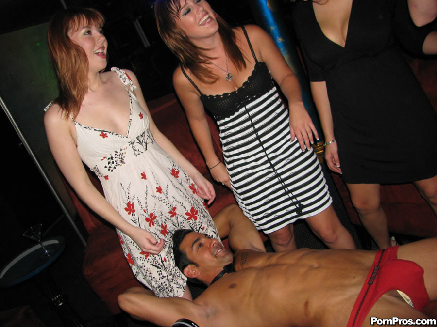 Des filles ivres et excitées s'amusant avec un stripteaseur bien membré.
 #75449321