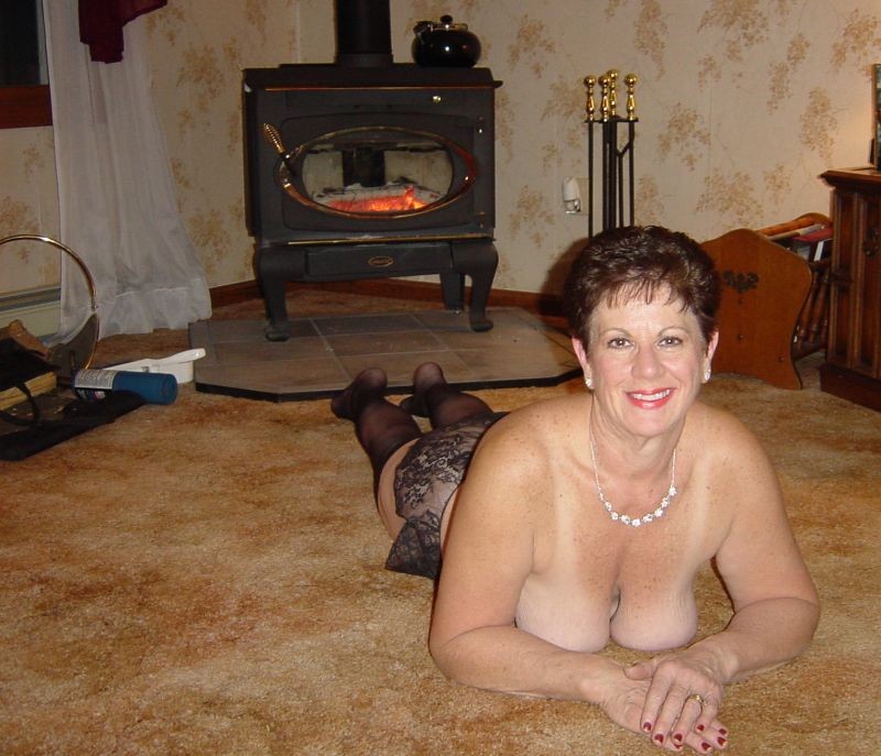 This mature milf has no problem posing everywhere and anywhere #75502932