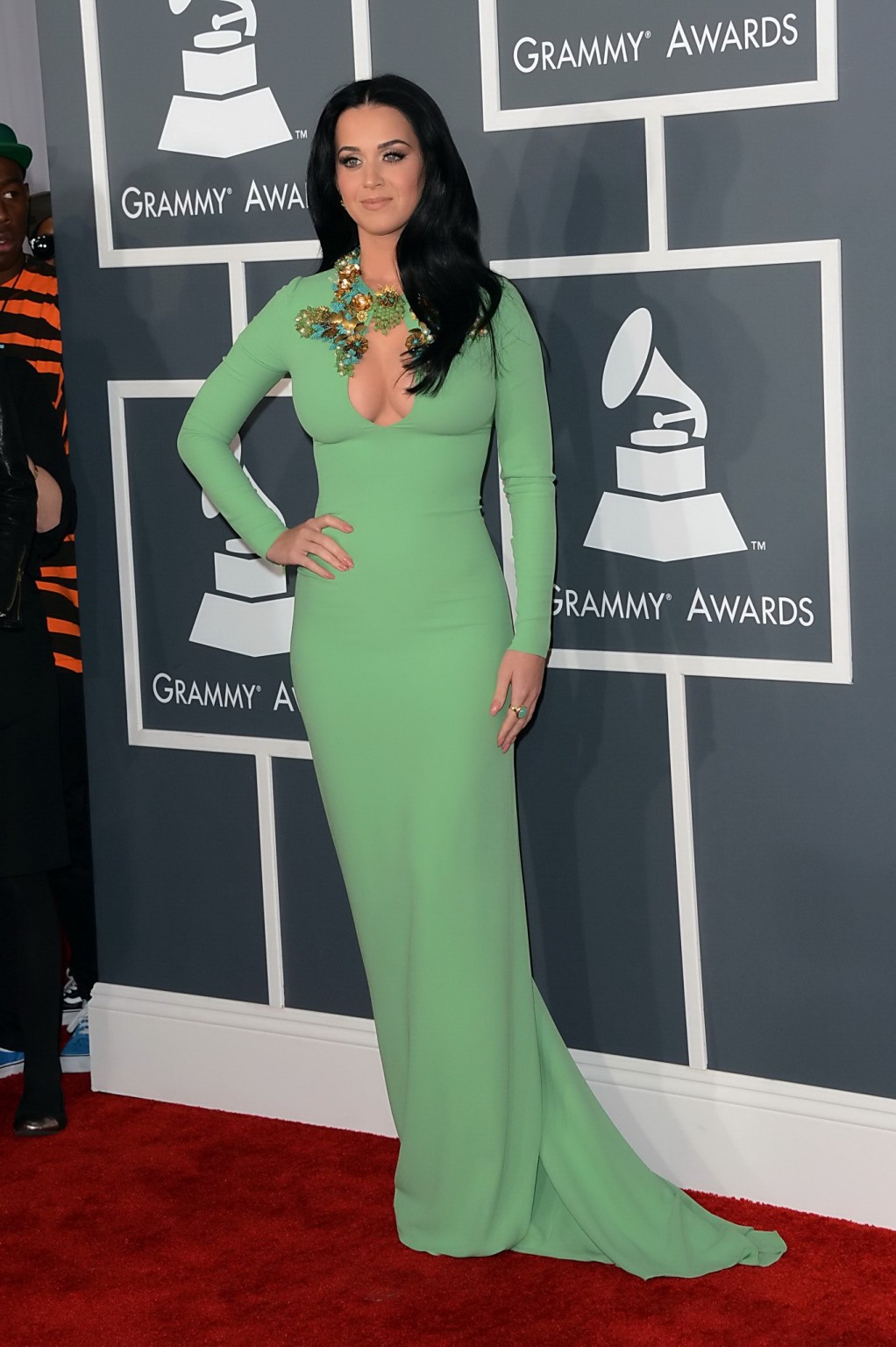 第55回グラミー賞授賞式でグリーンのタイトなドレスを着て胸の谷間を見せたケイティ・ペリー
 #75241510