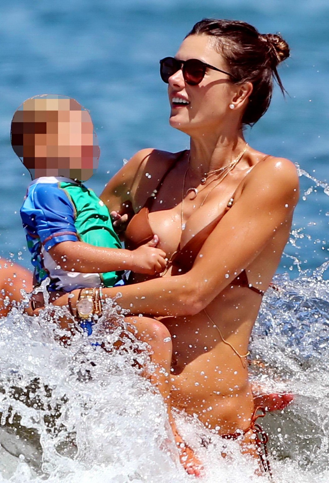 Alessandra ambrosio trägt zwei sexy Bikini-Sets an einem Strand in Hawaii
 #75187992