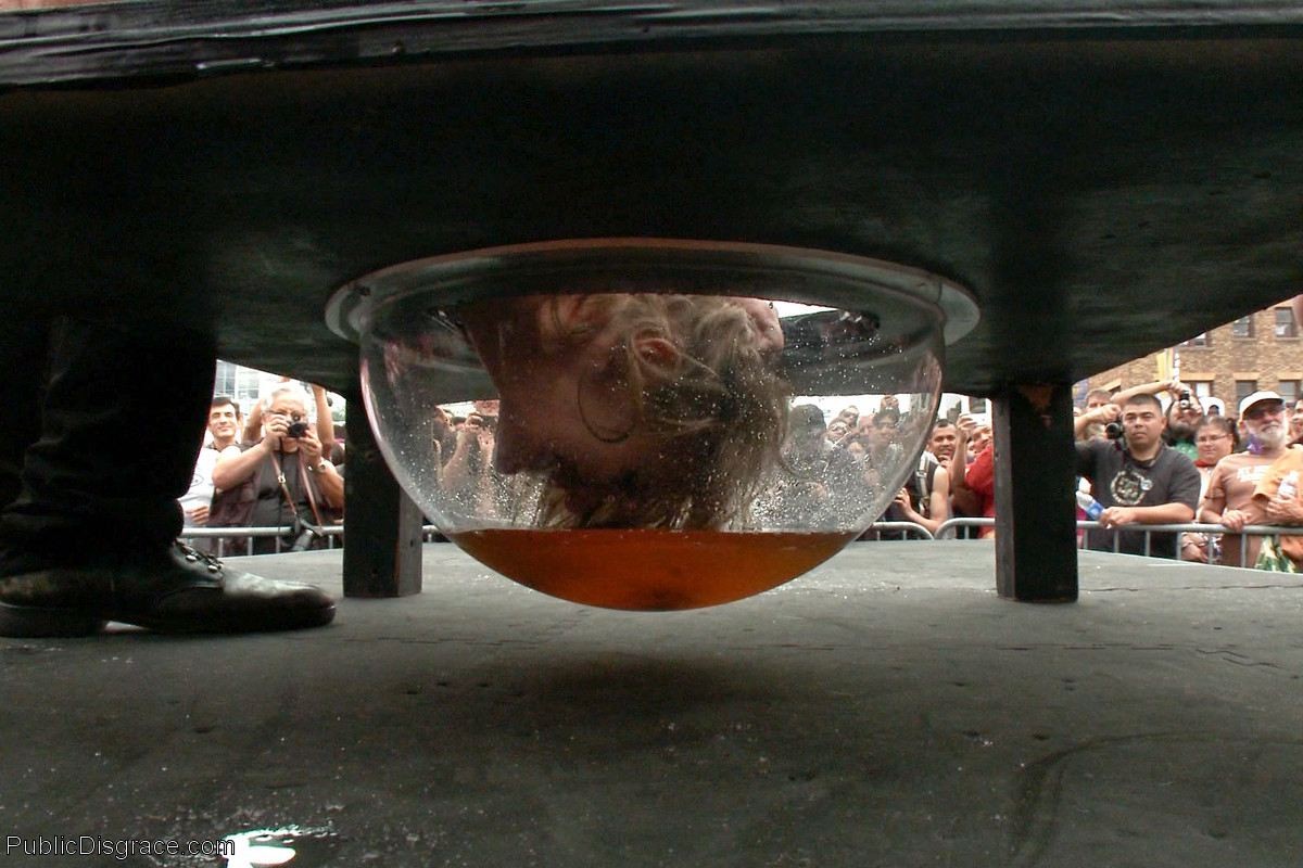 Öffentliche Schande Aufmerksamkeit Hure schließlich bekommt ihre Füllung Arsch gefickt in schmutzigen Fledermaus
 #68782993