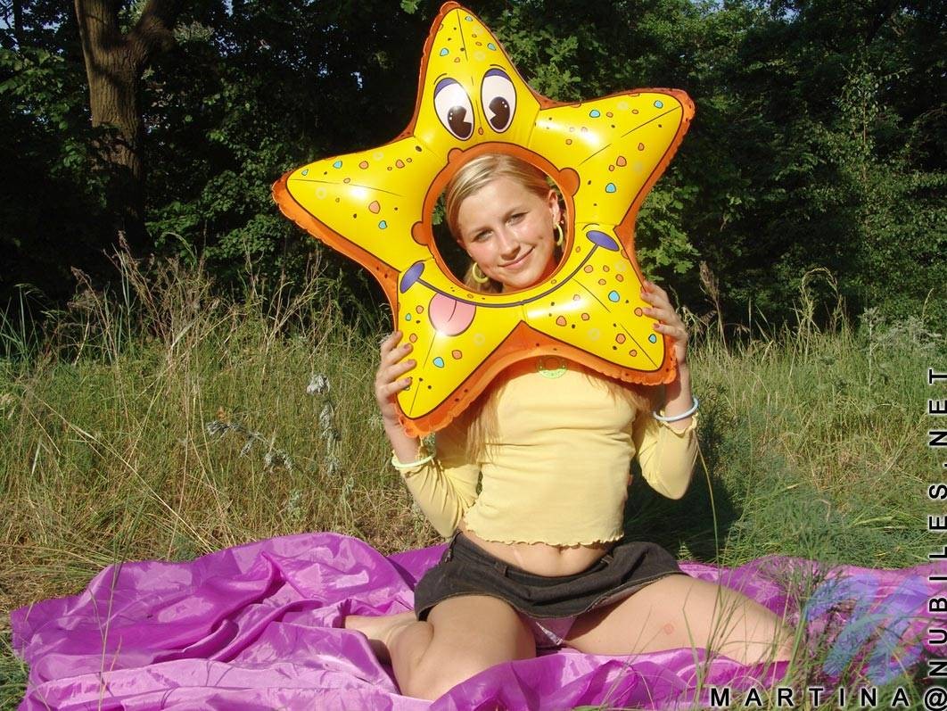 Jóvenes pequeñas tetas pequeñas al aire libre
 #70633440