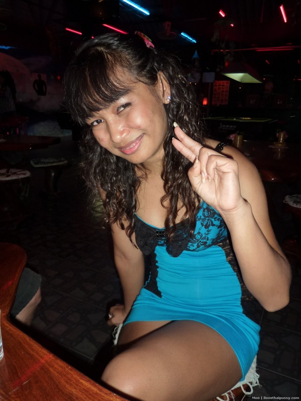 Une jeune prostituée thaïlandaise chaude écarte les fesses et se fait pénétrer sans préservatif.
 #69888973