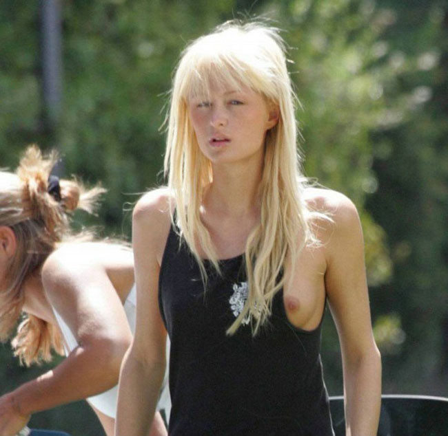 Paris Hilton montre ses mamelons et ses fesses.
 #75422645