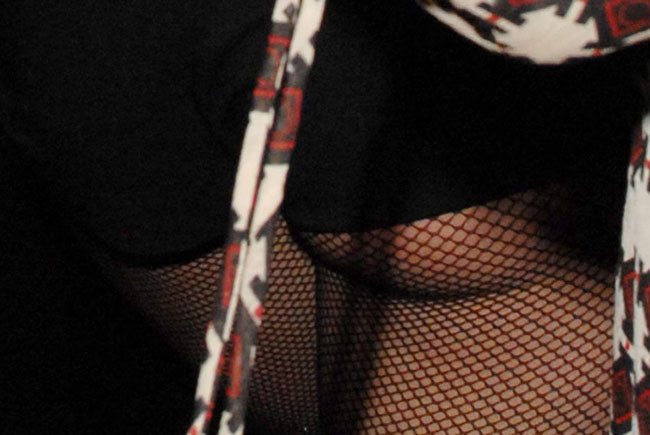 Paris Hilton montre ses mamelons et ses fesses.
 #75422682
