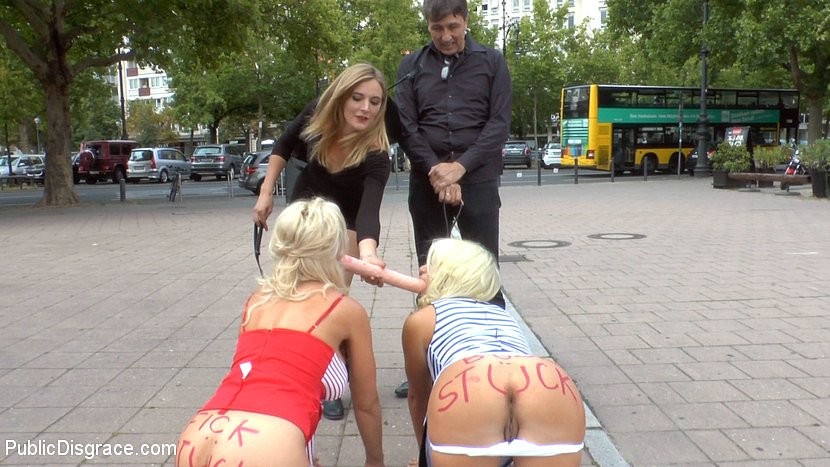 Manu Magnum et Laela Pryce, des blondes perverses humiliées en public. 
 #71937634