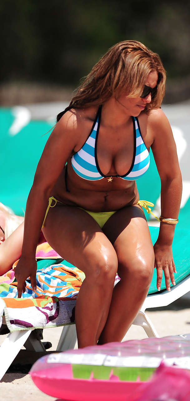 Racheal whitej zeigt ihre großen titten am strand mit freundin paparazzi bilder
 #75292373